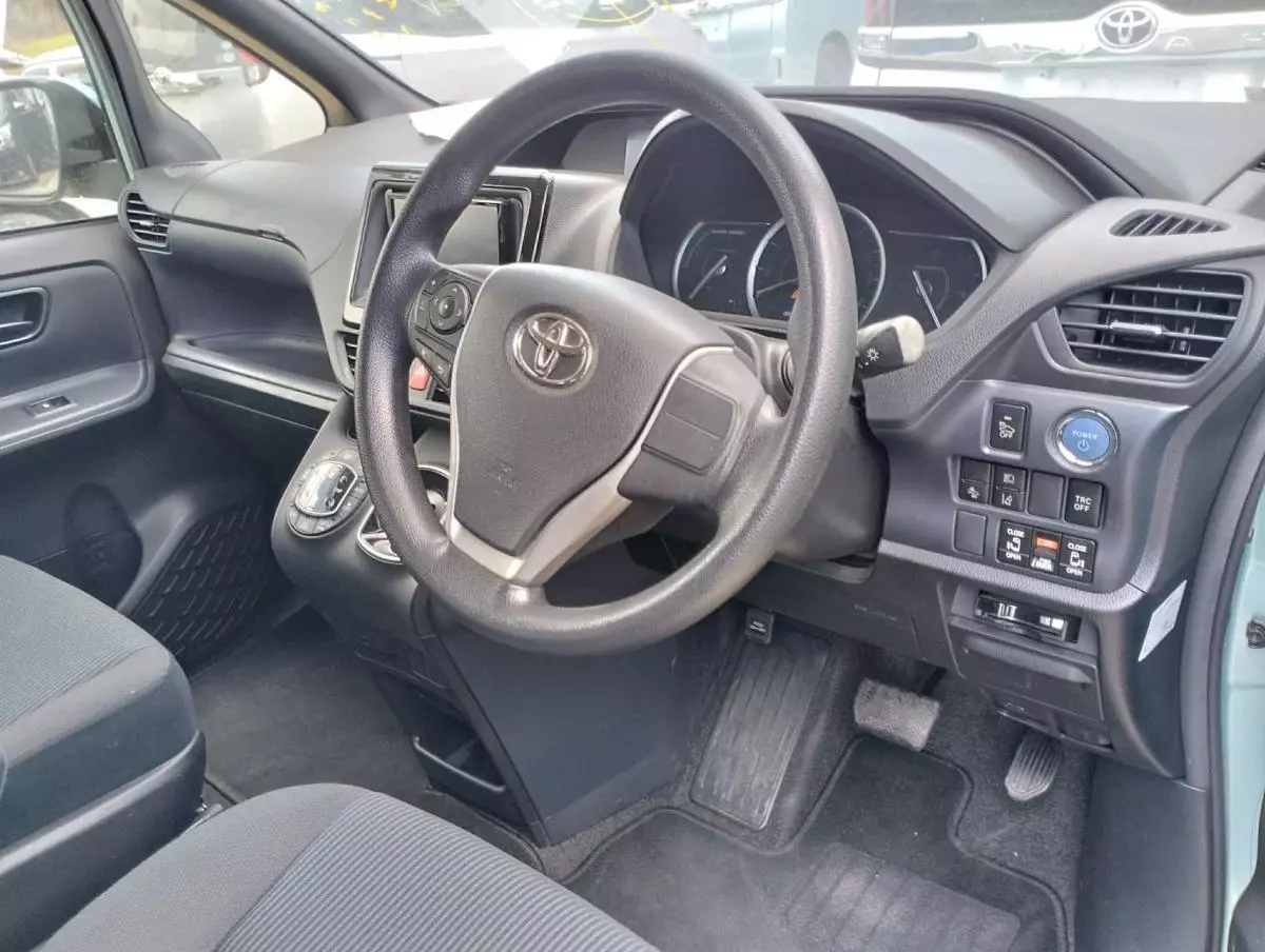 Toyota Voxy Hybrid   - 2016