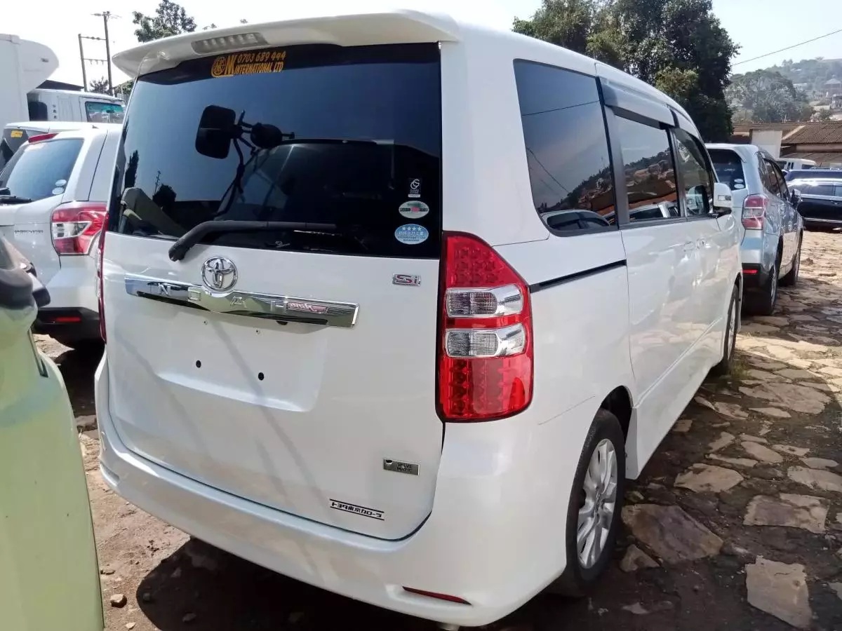 Toyota Noah   - 2010