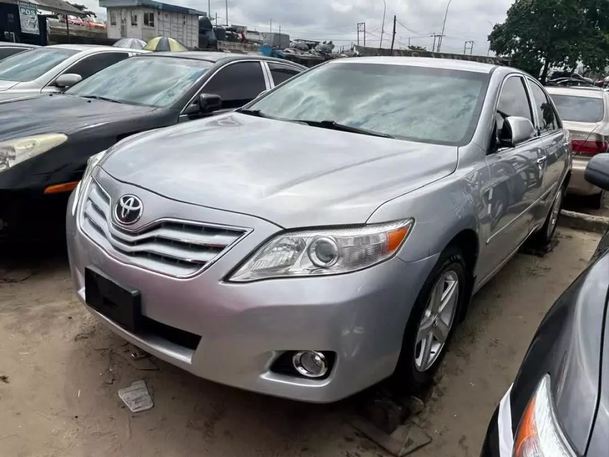 Toyota Camry   - 2010