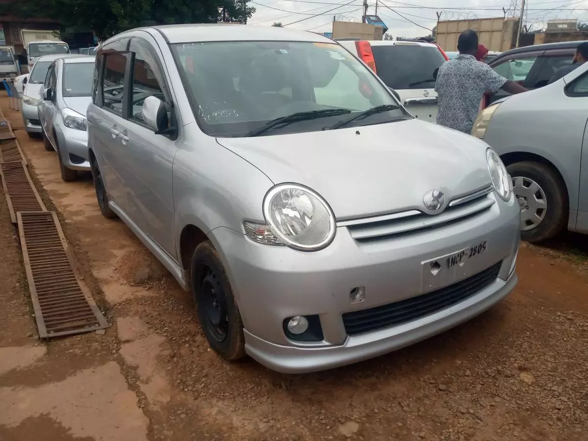 Toyota Sienta - 2009