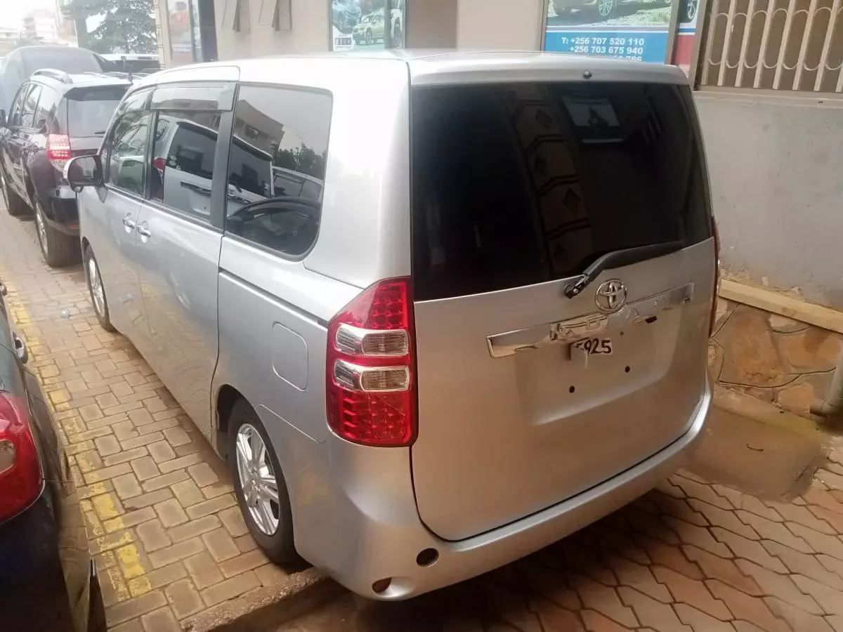 Toyota Noah   - 2012