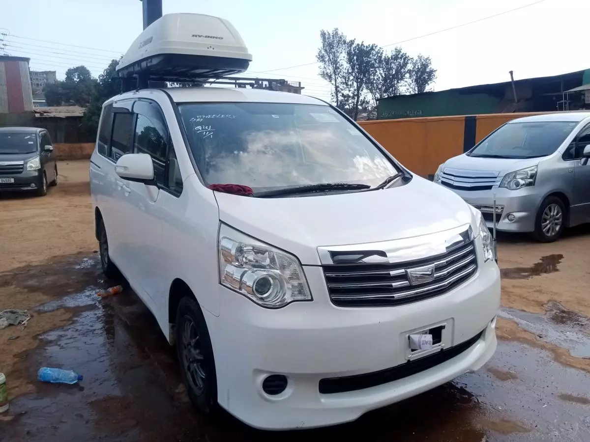 Toyota Noah   - 2011