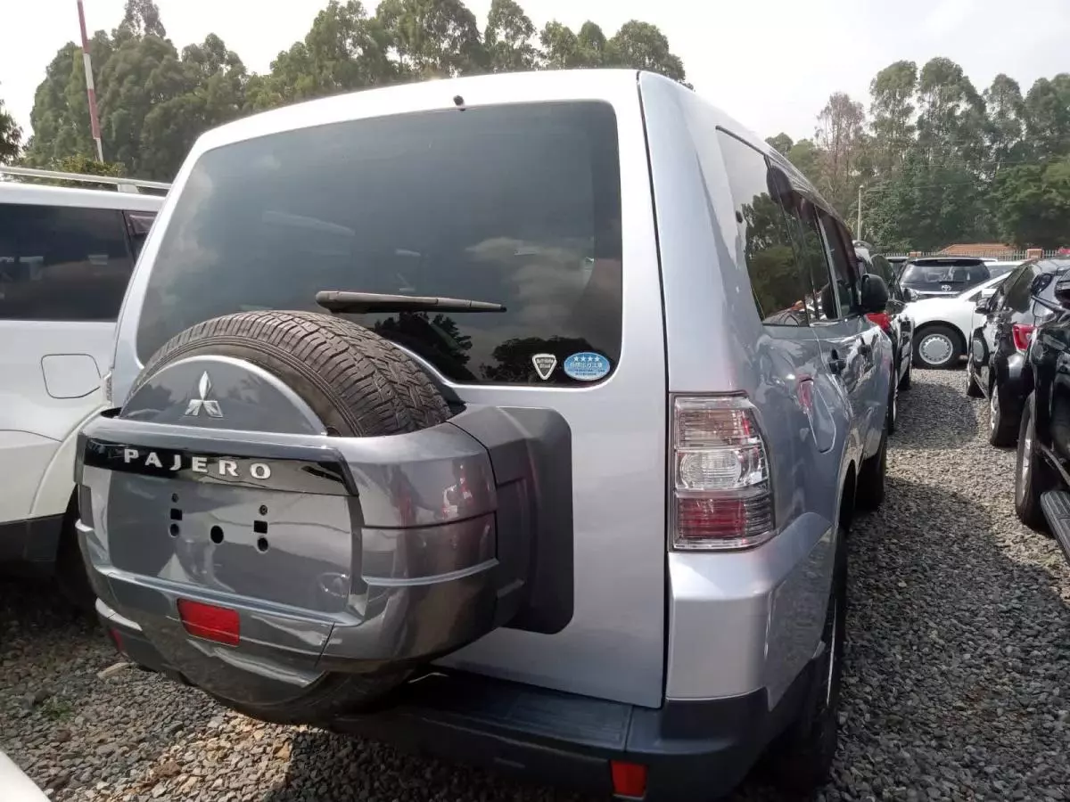 Mitsubishi Pajero - 2015
