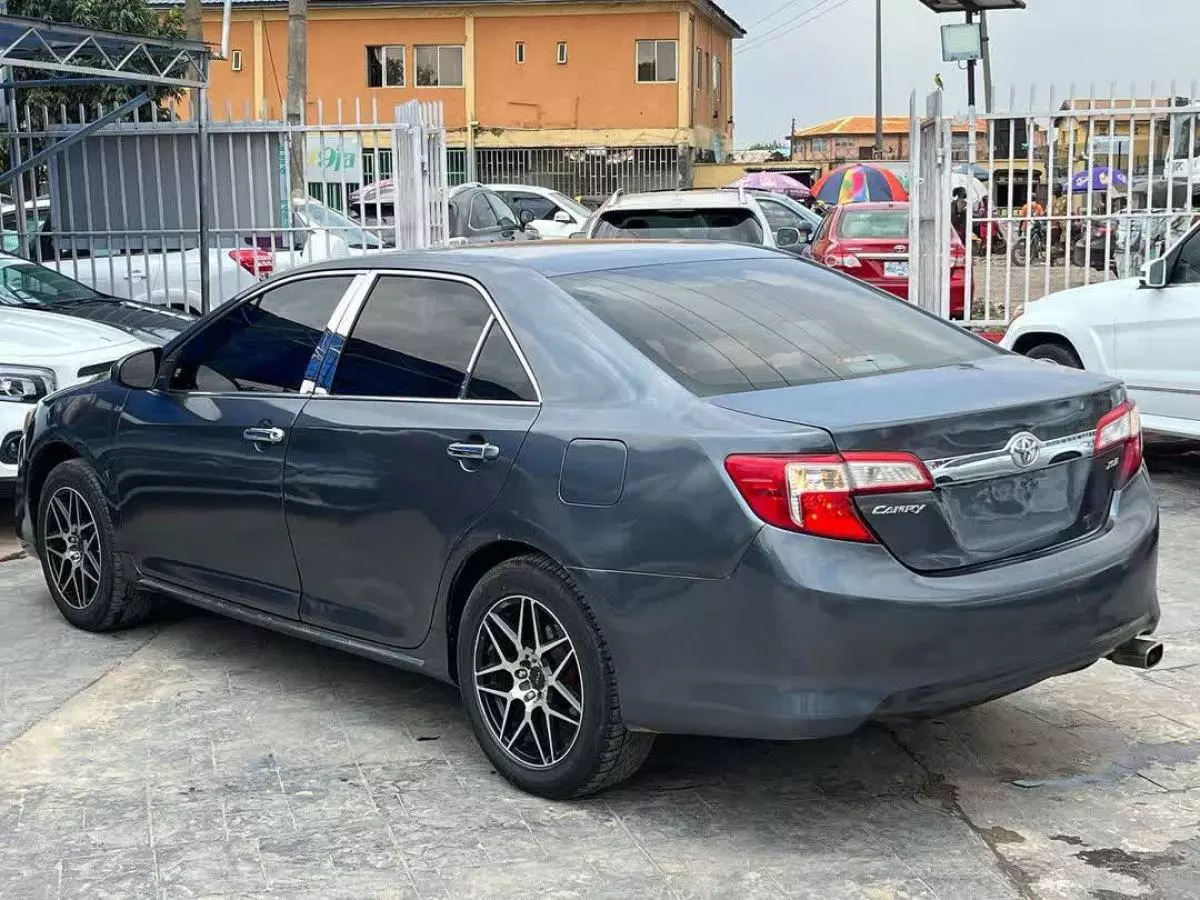 Toyota Camry   - 2012