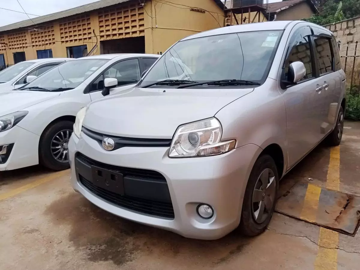 Toyota Sienta   - 2012