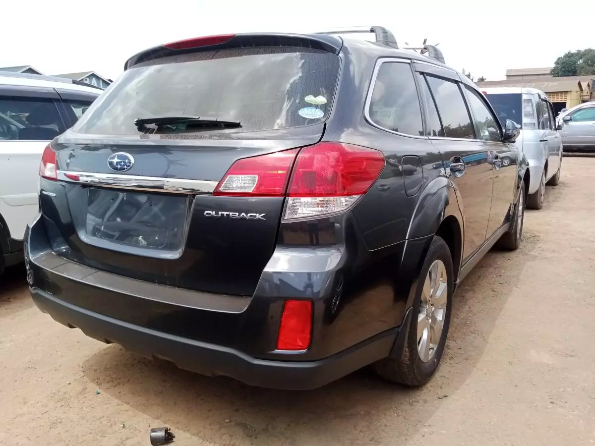 Subaru Outback   - 2011