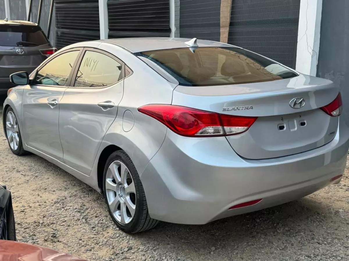 Hyundai Elantra   - 2011