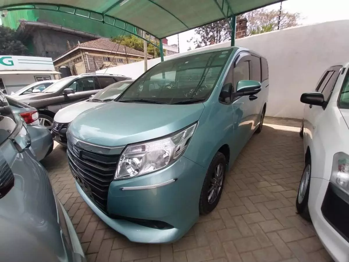 Toyota Noah   - 2017