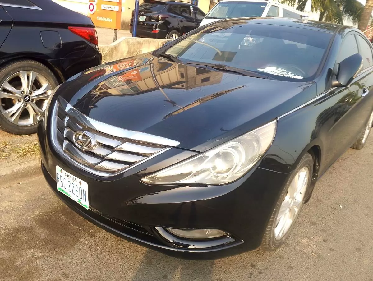 Hyundai Sonata   - 2011