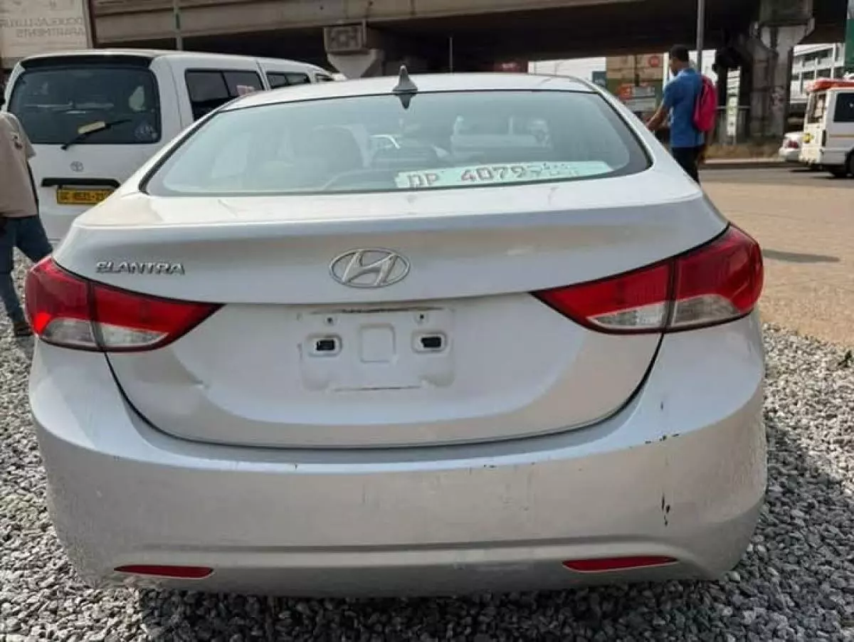 Hyundai Elantra   - 2013