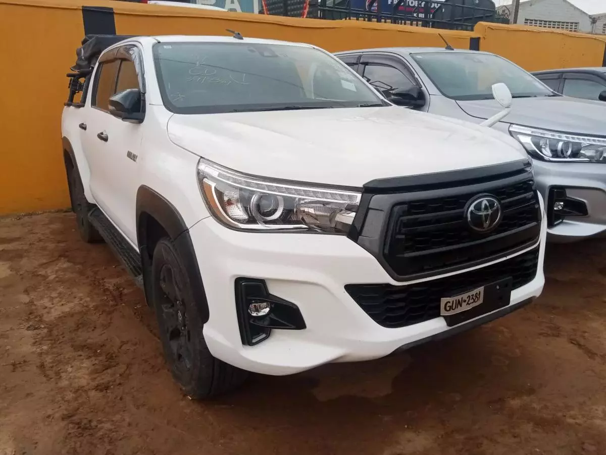 Toyota Hilux   - 2019