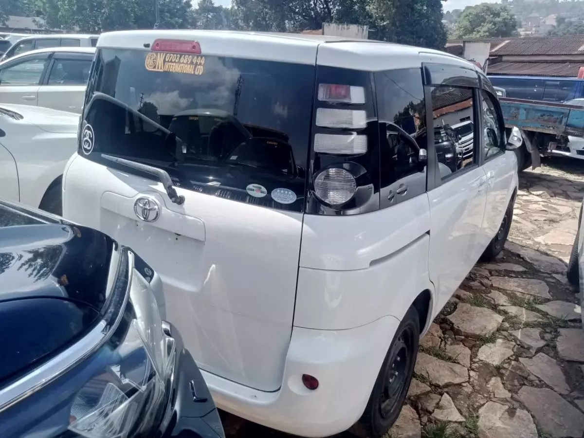 Toyota Sienta   - 2010