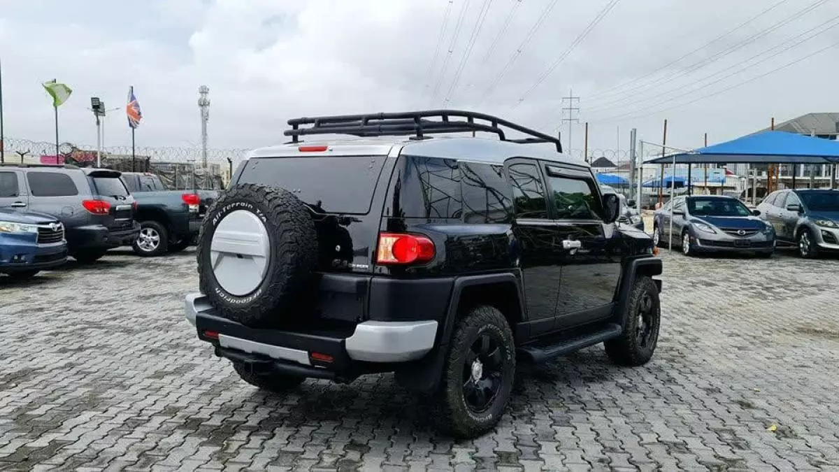 Toyota FJ Cruiser   - 2010