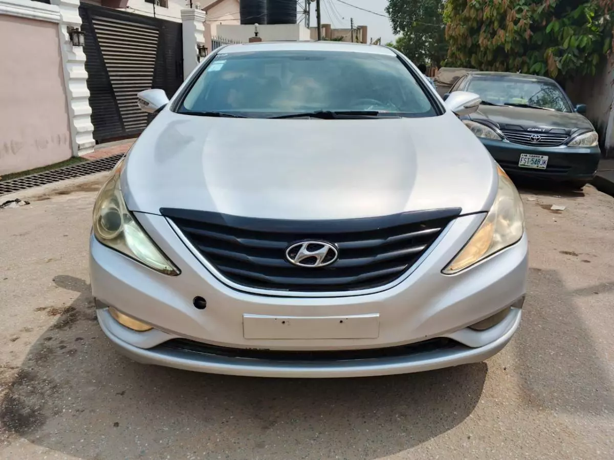 Hyundai Sonata   - 2011