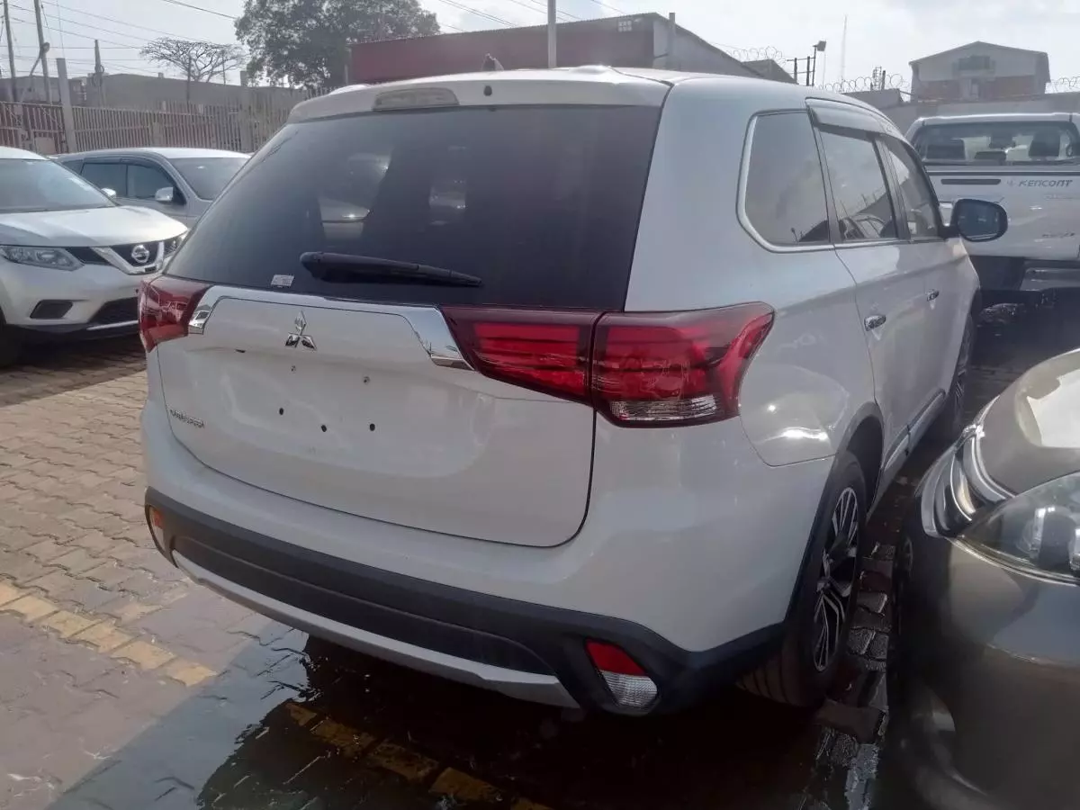 Mitsubishi OUTLANDER   - 2015