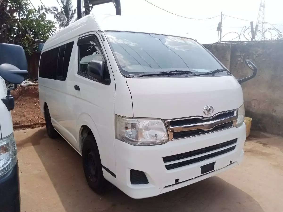 Toyota Hiace   - 2011