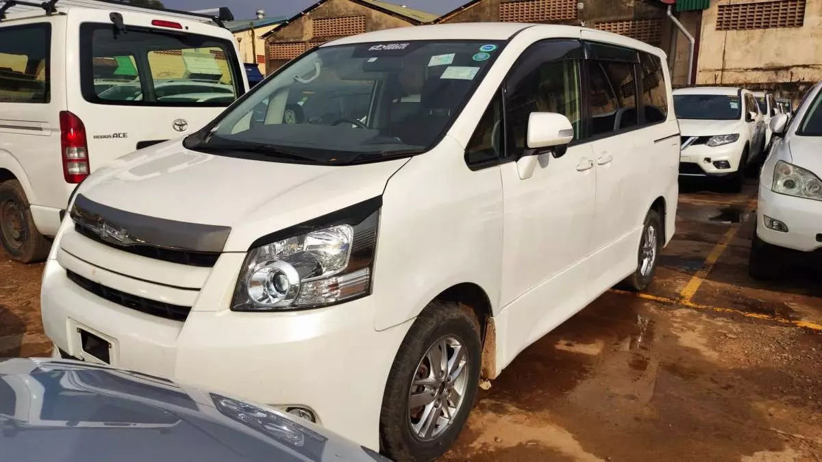 Toyota Noah   - 2010