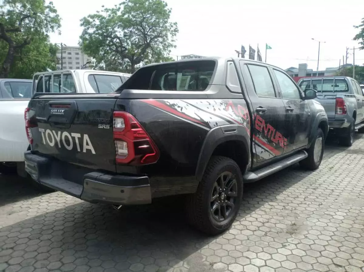 Toyota Hilux   - 2023