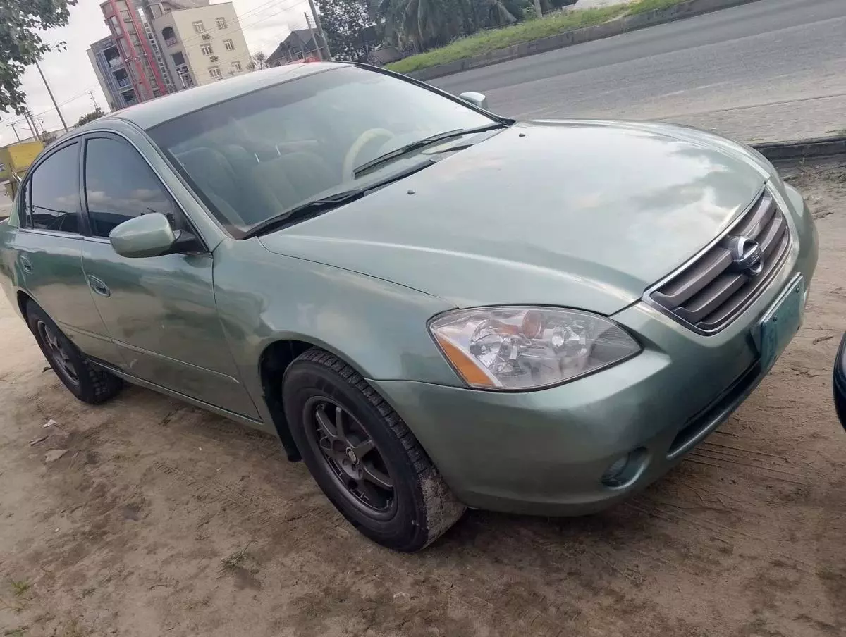 Nissan Altima   - 2002