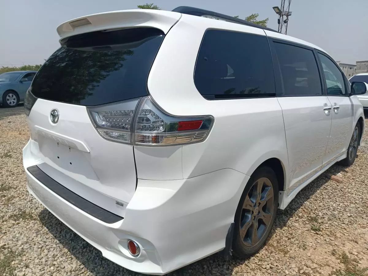 Toyota Sienna - 2015