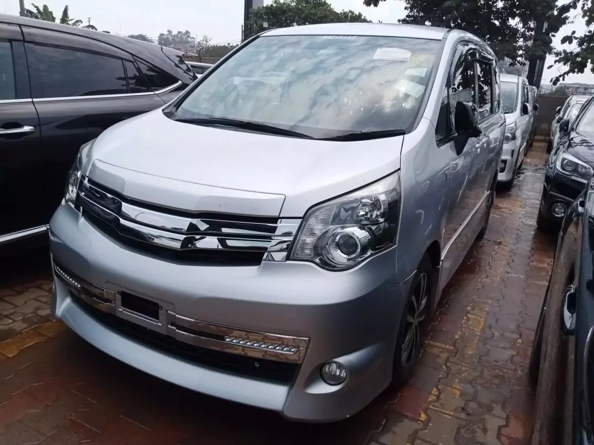 Toyota Noah   - 2011