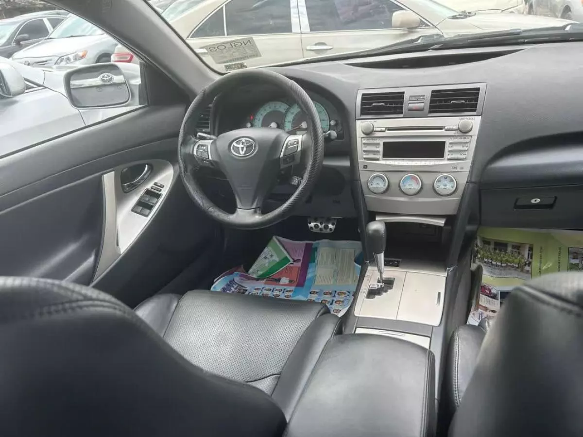 Toyota Camry   - 2010