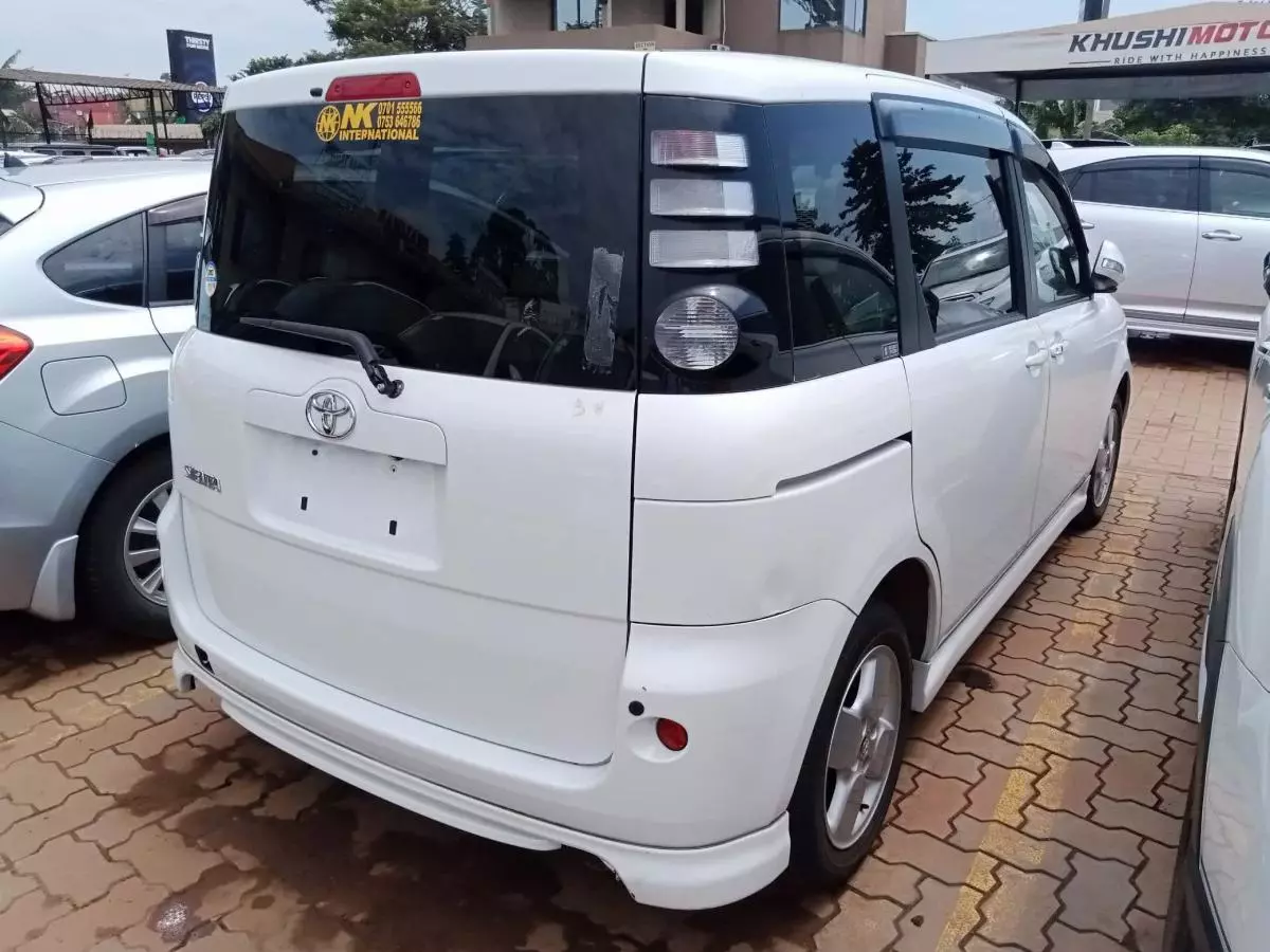 Toyota Sienta   - 2011