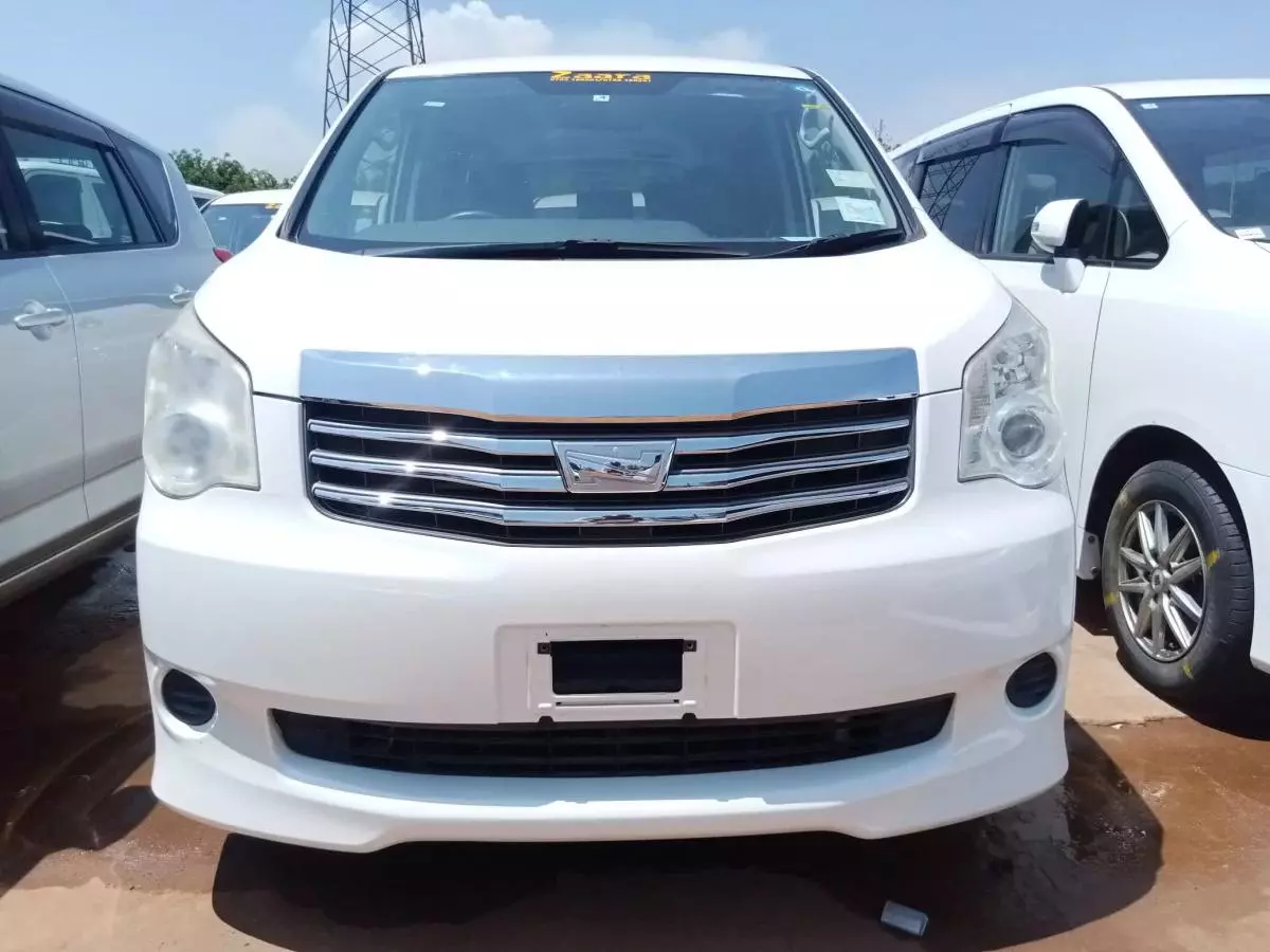 Toyota Noah   - 2011