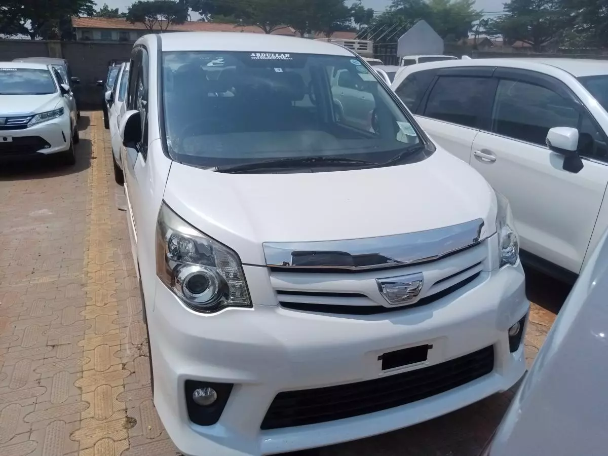 Toyota Noah   - 2012