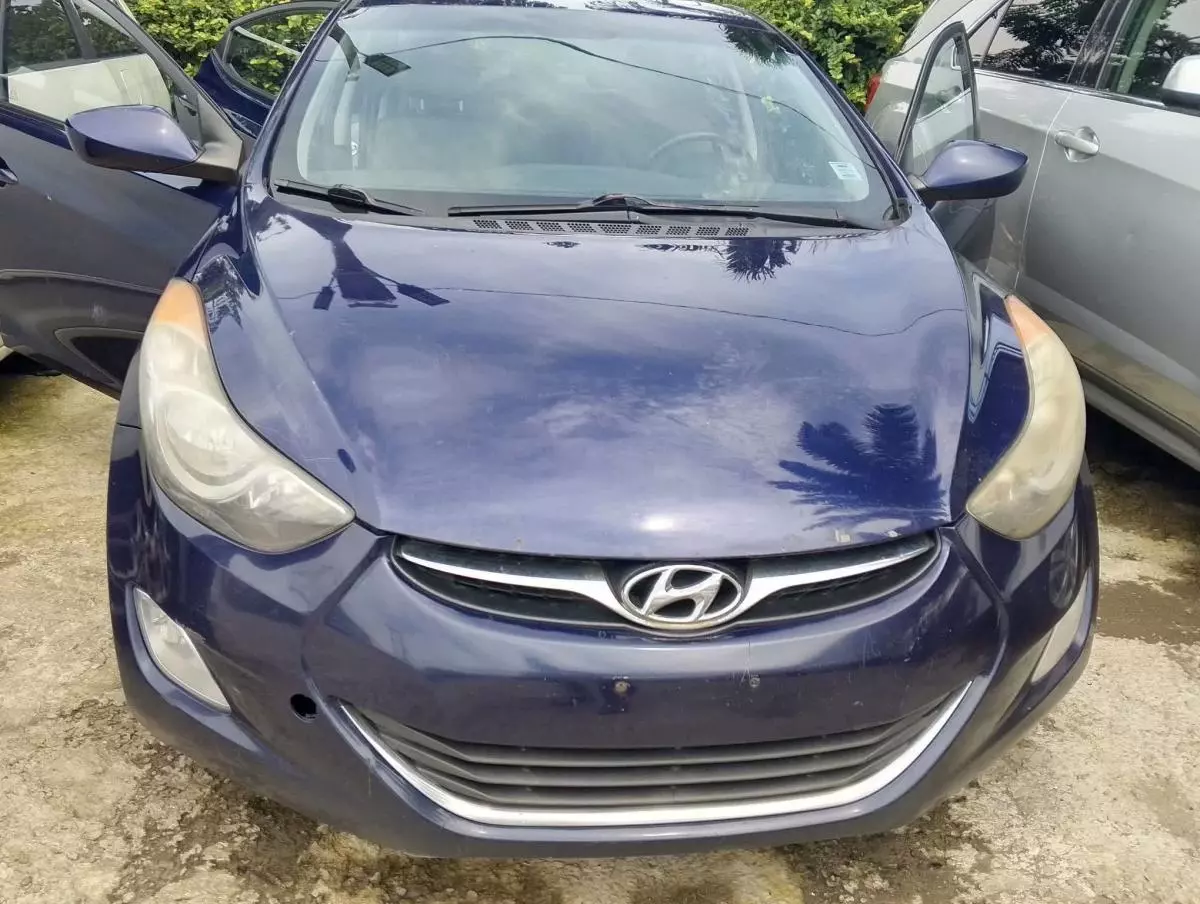 Hyundai Elantra   - 2012