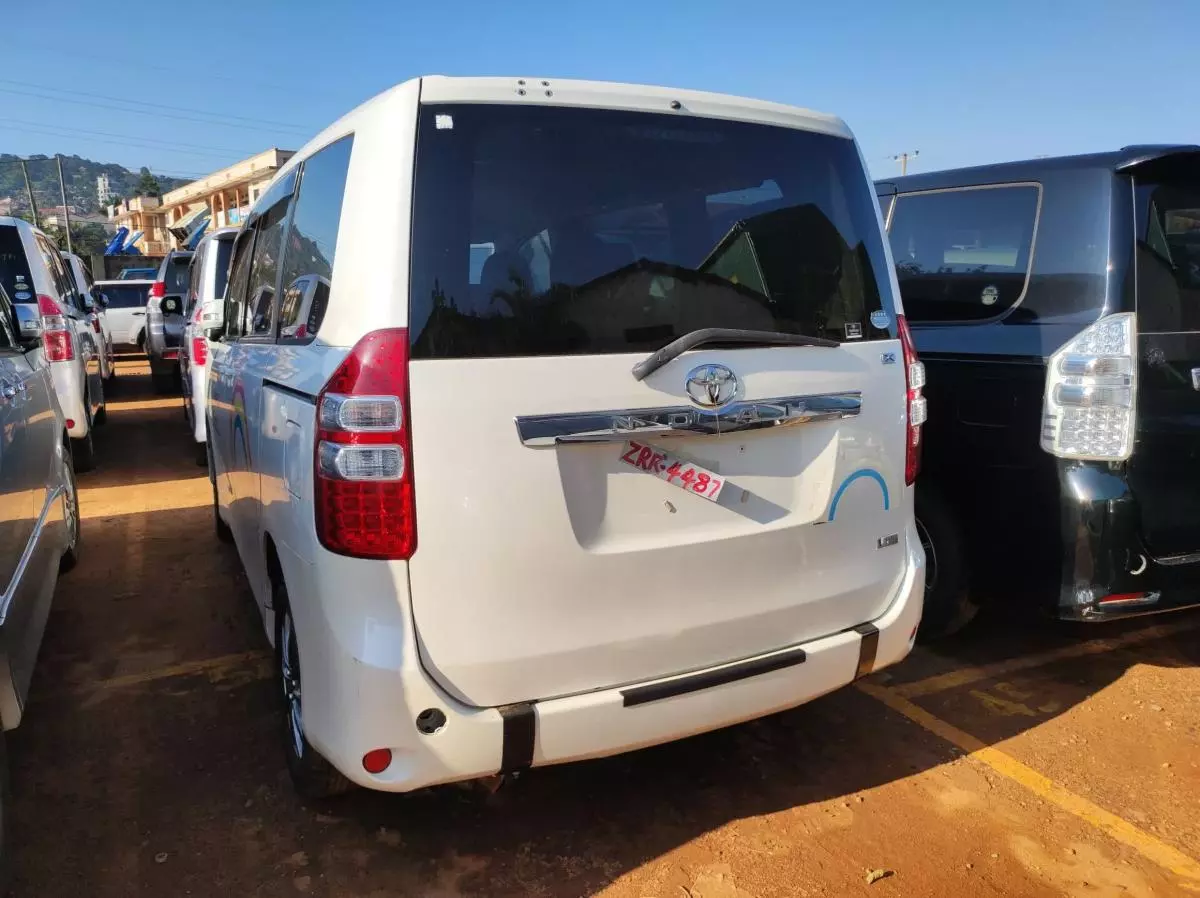 Toyota Noah - 2013