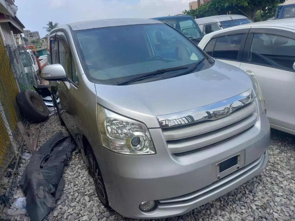 Toyota Noah   - 2012