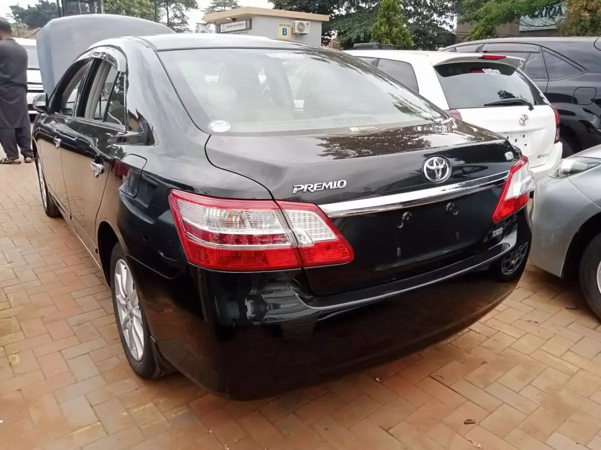 Toyota Premio    - 2011