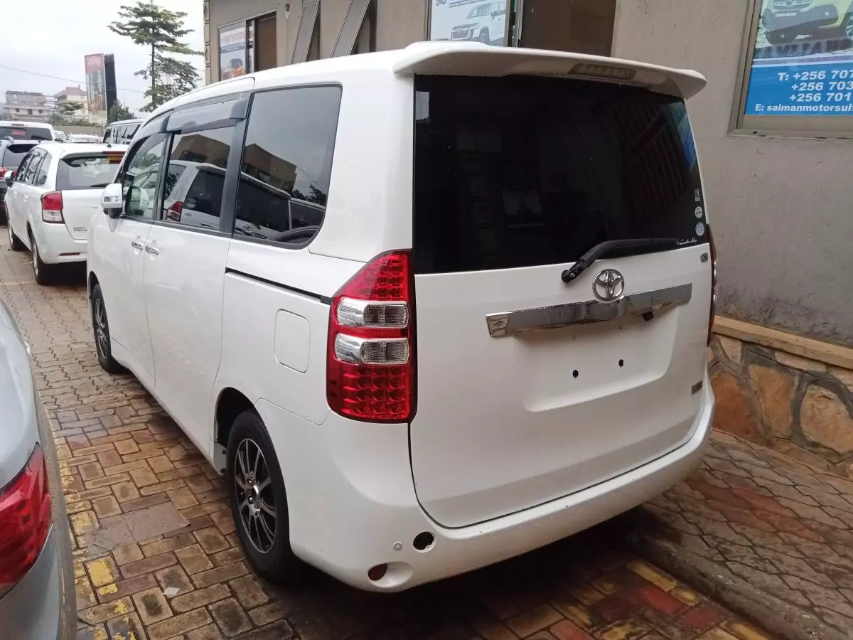 Toyota Noah   - 2012