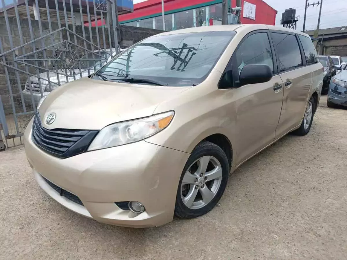 Toyota Sienna   - 2011