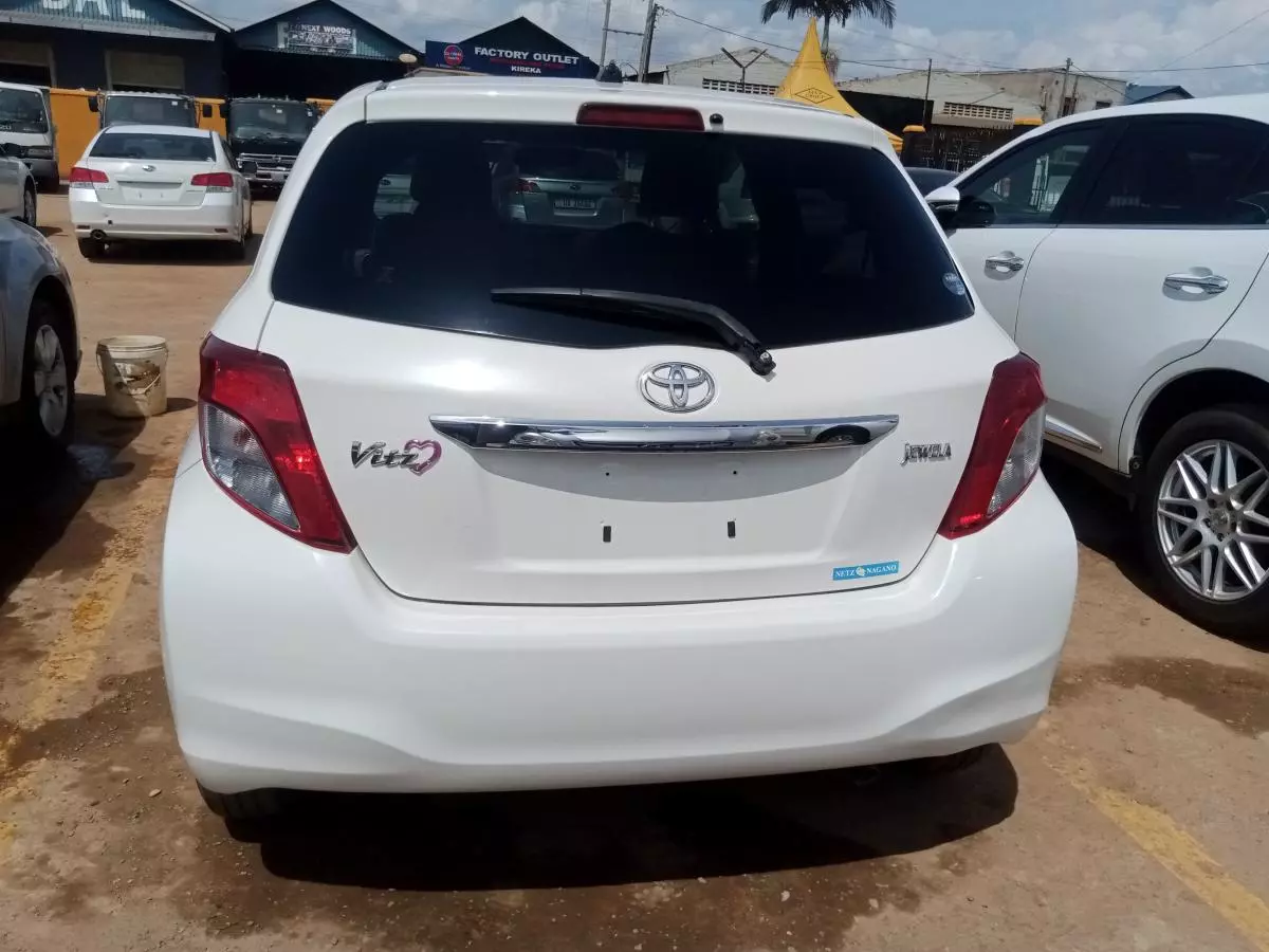 Toyota Vitz   - 2011