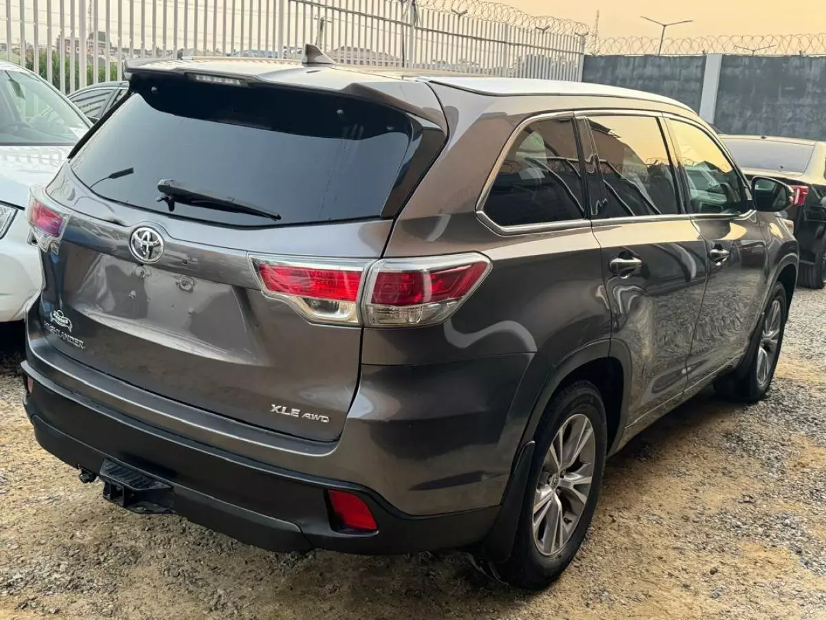 Toyota Highlander   - 2016