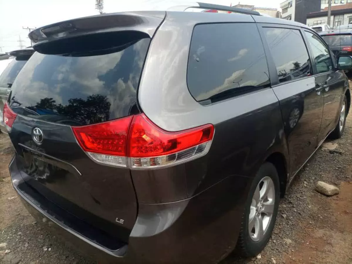 Toyota Sienna - 2012