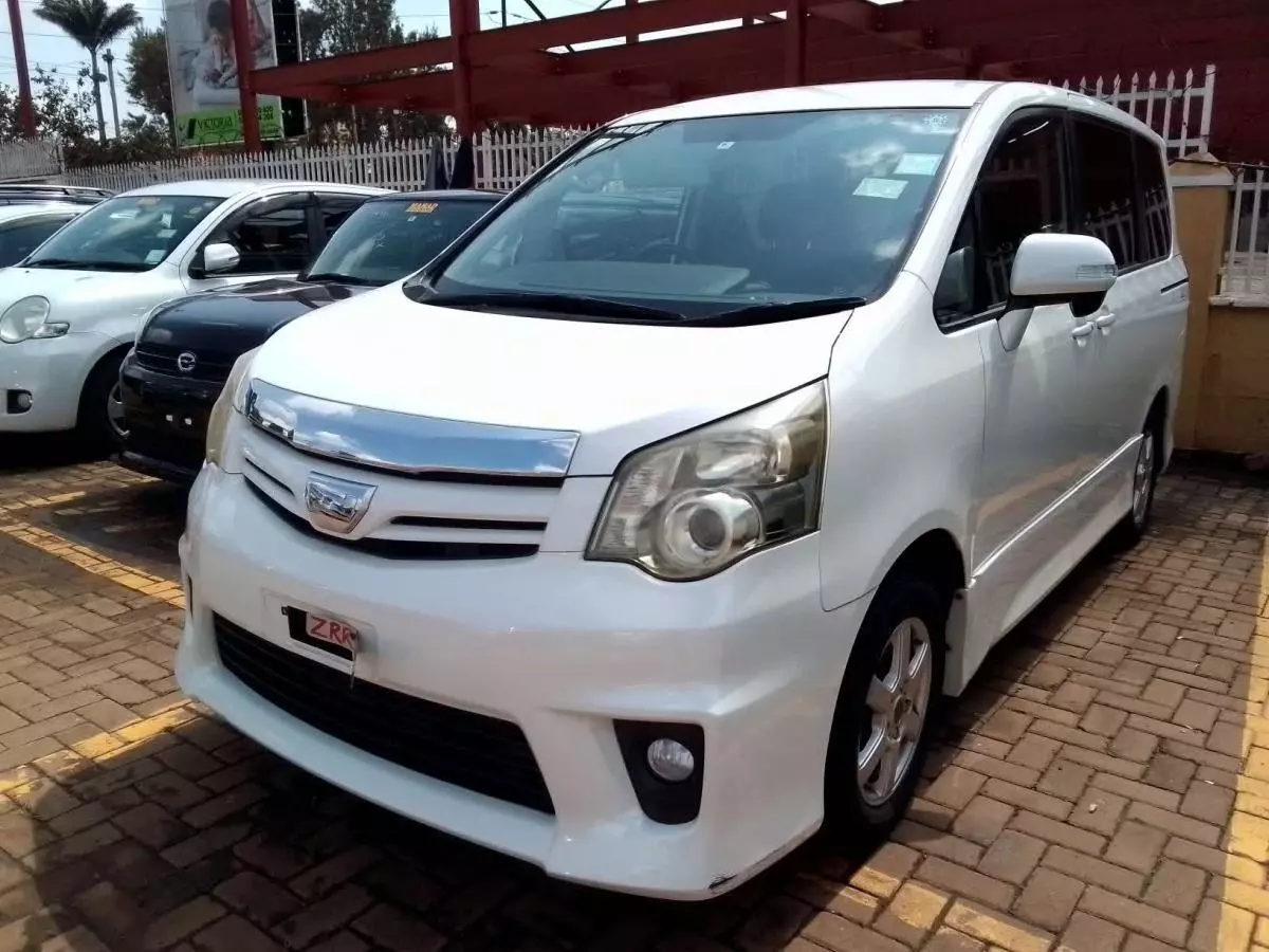 Toyota Noah   - 2010