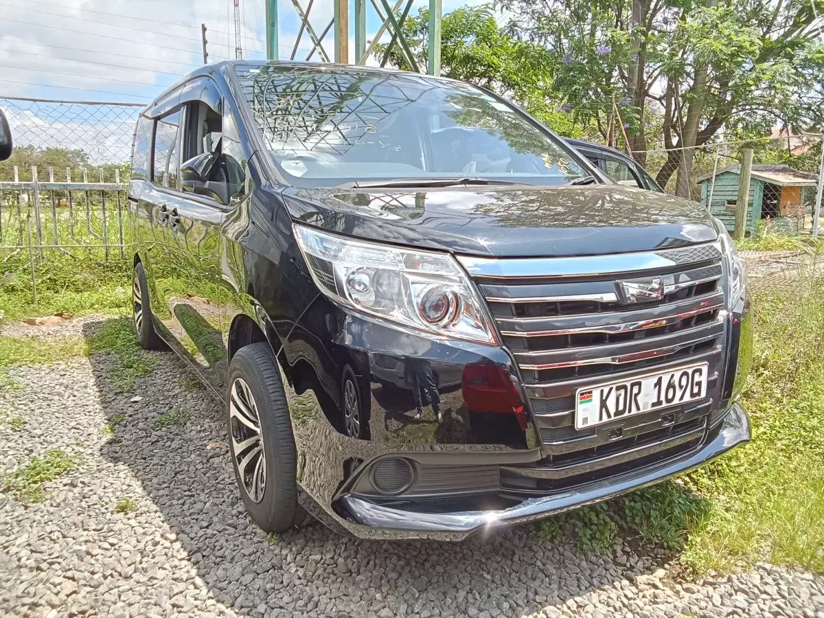 Toyota Noah   - 2017