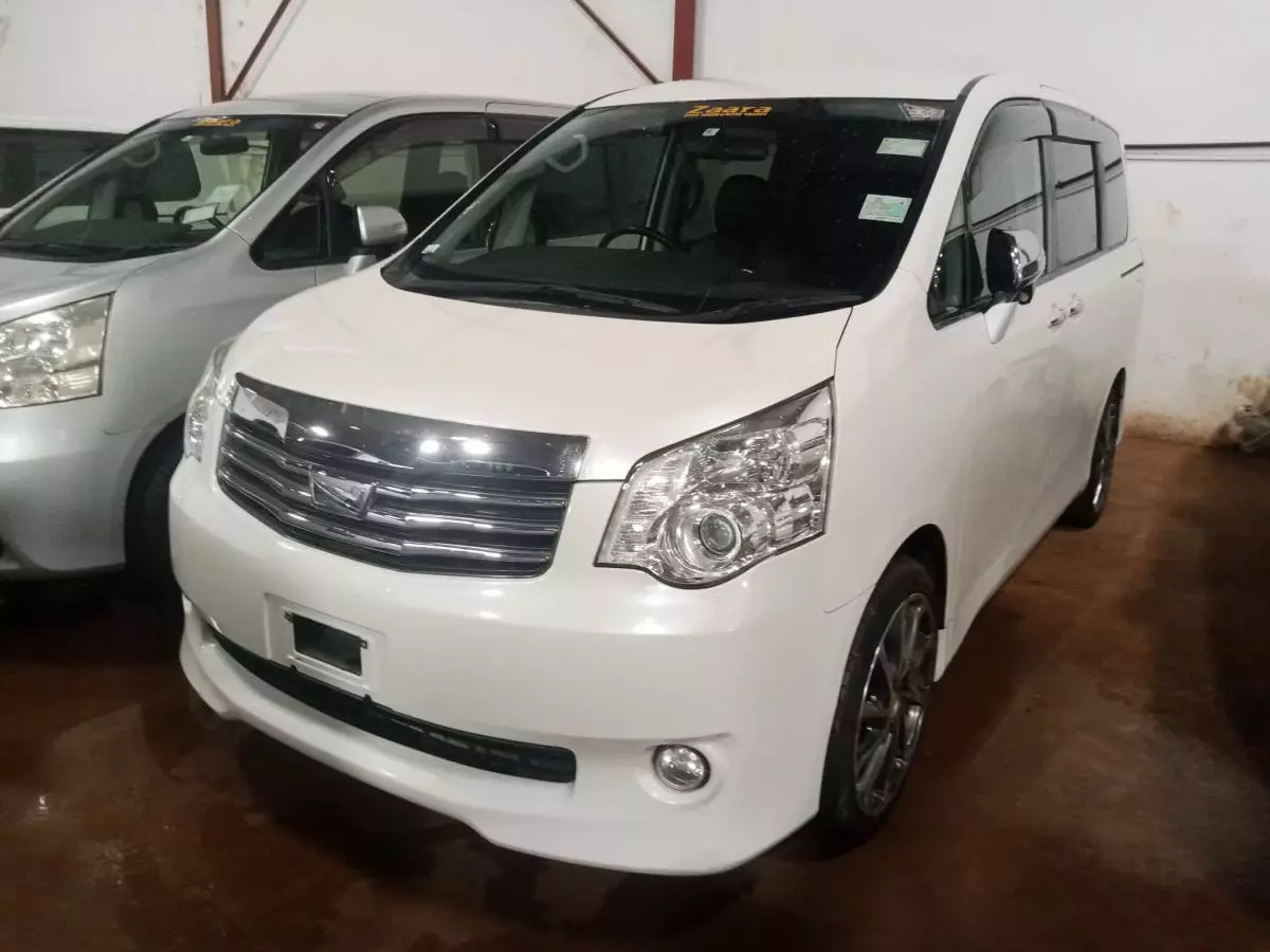 Toyota Noah   - 2009