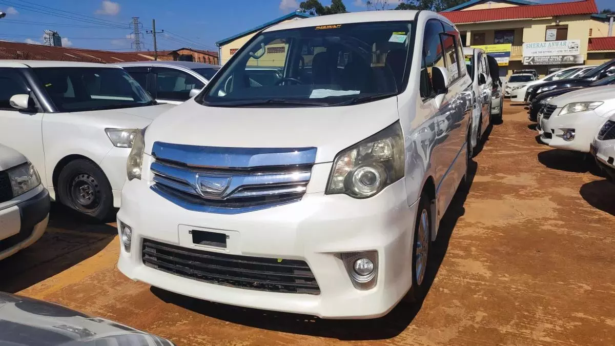 Toyota Noah   - 2010