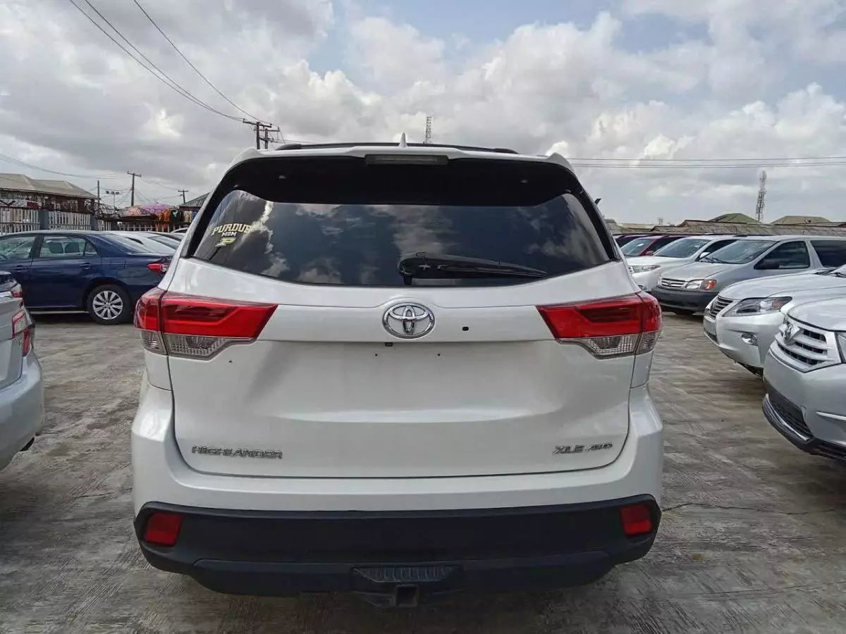 Toyota Highlander   - 2016