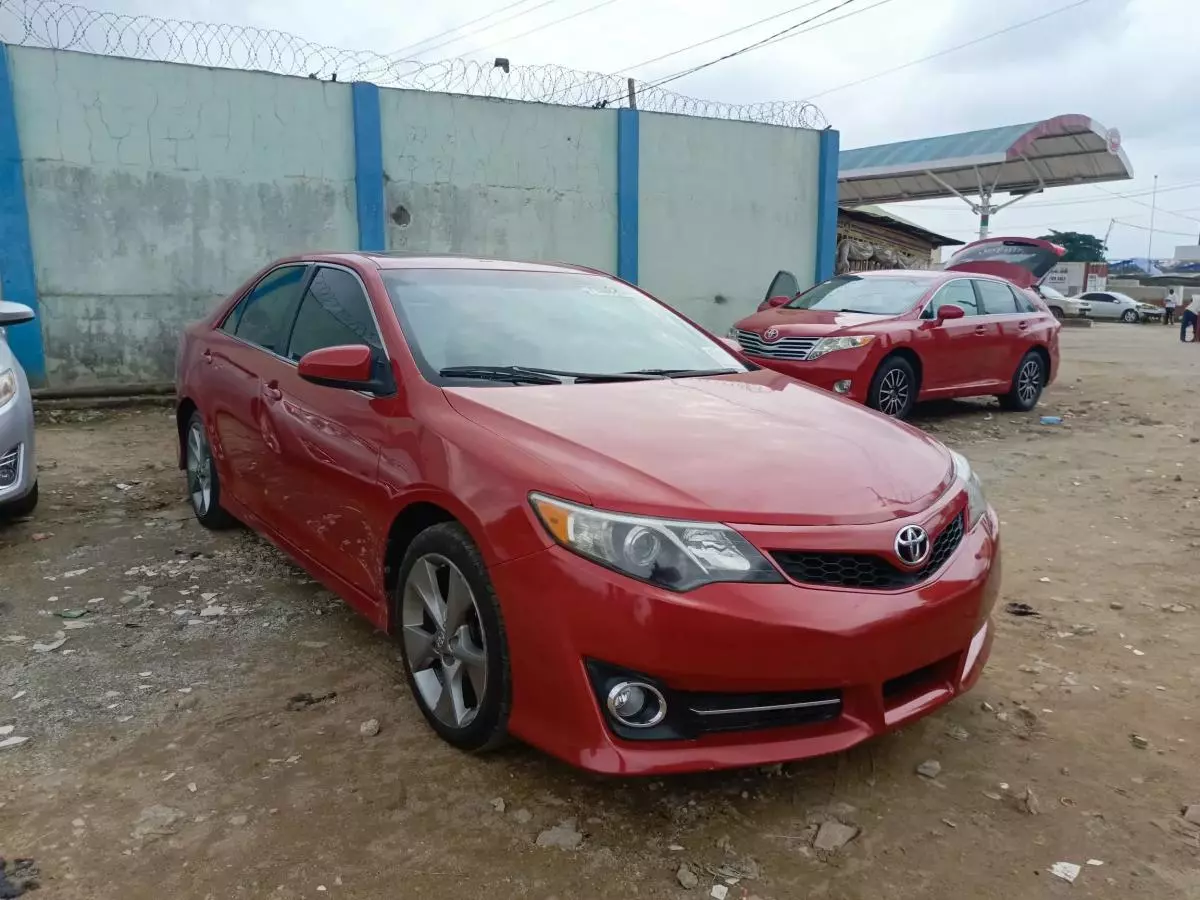 Toyota Camry   - 2012