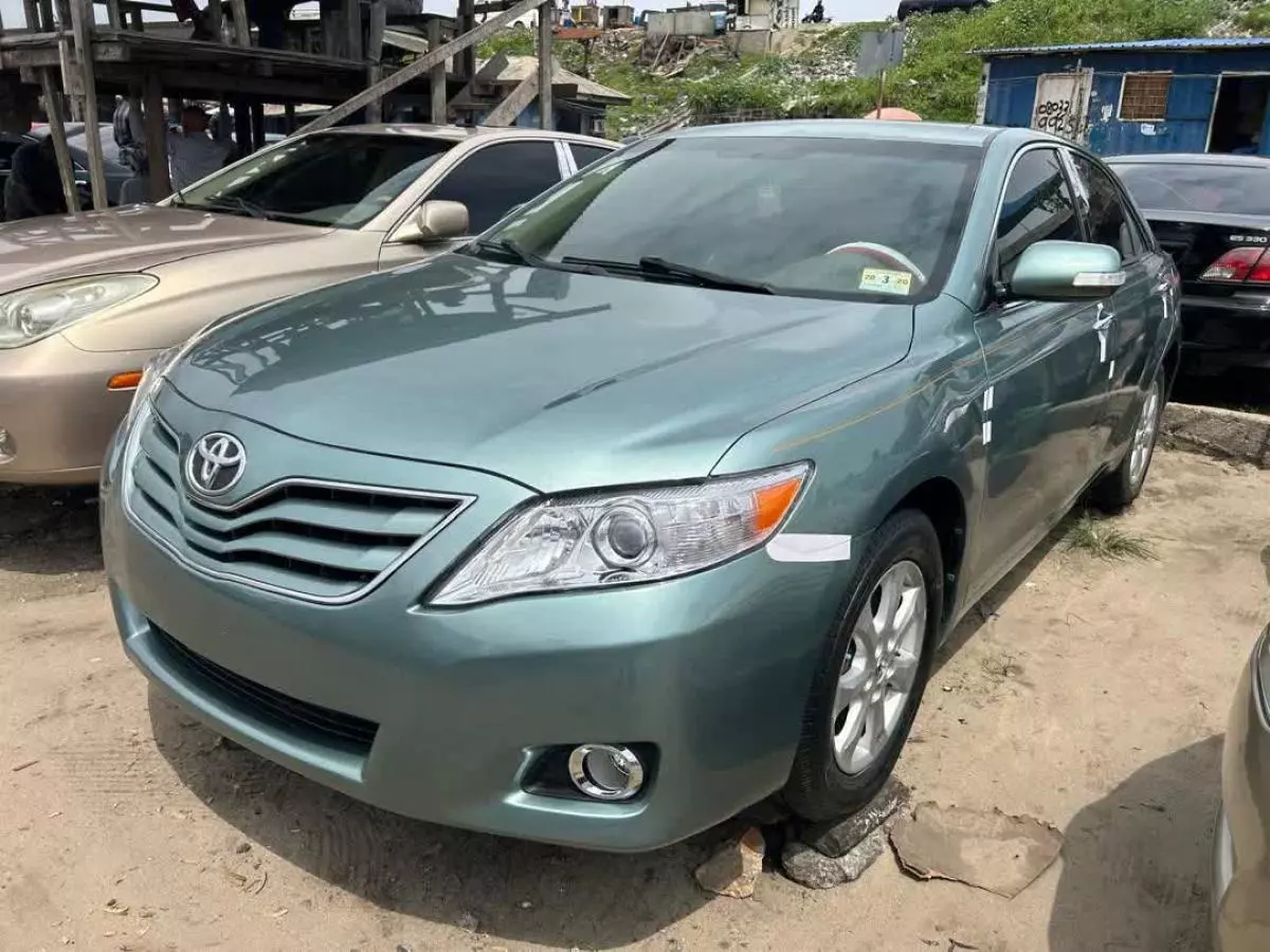 Toyota Camry   - 2011