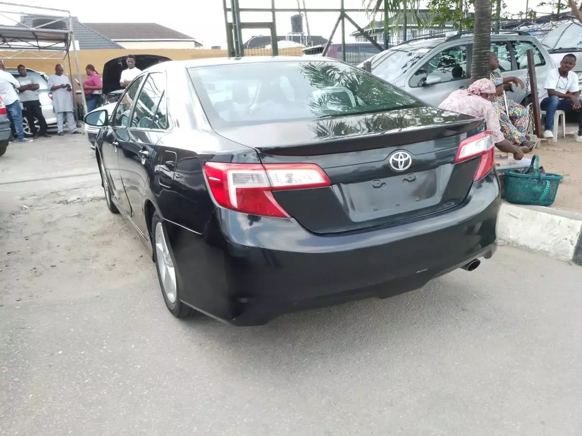 Toyota Camry   - 2012