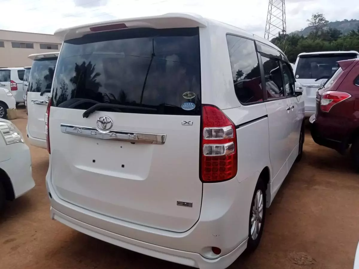 Toyota Noah   - 2011