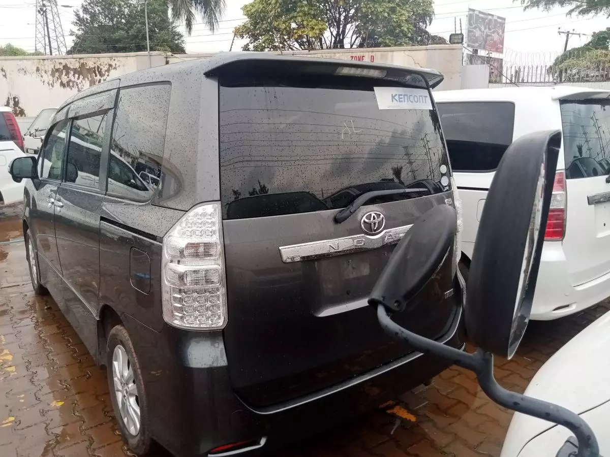 Toyota Noah   - 2011