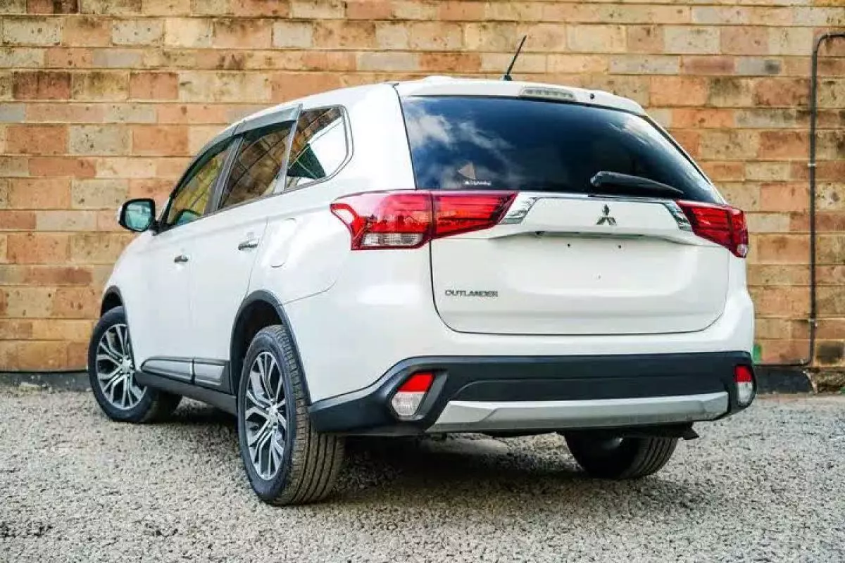 Mitsubishi OUTLANDER   - 2017