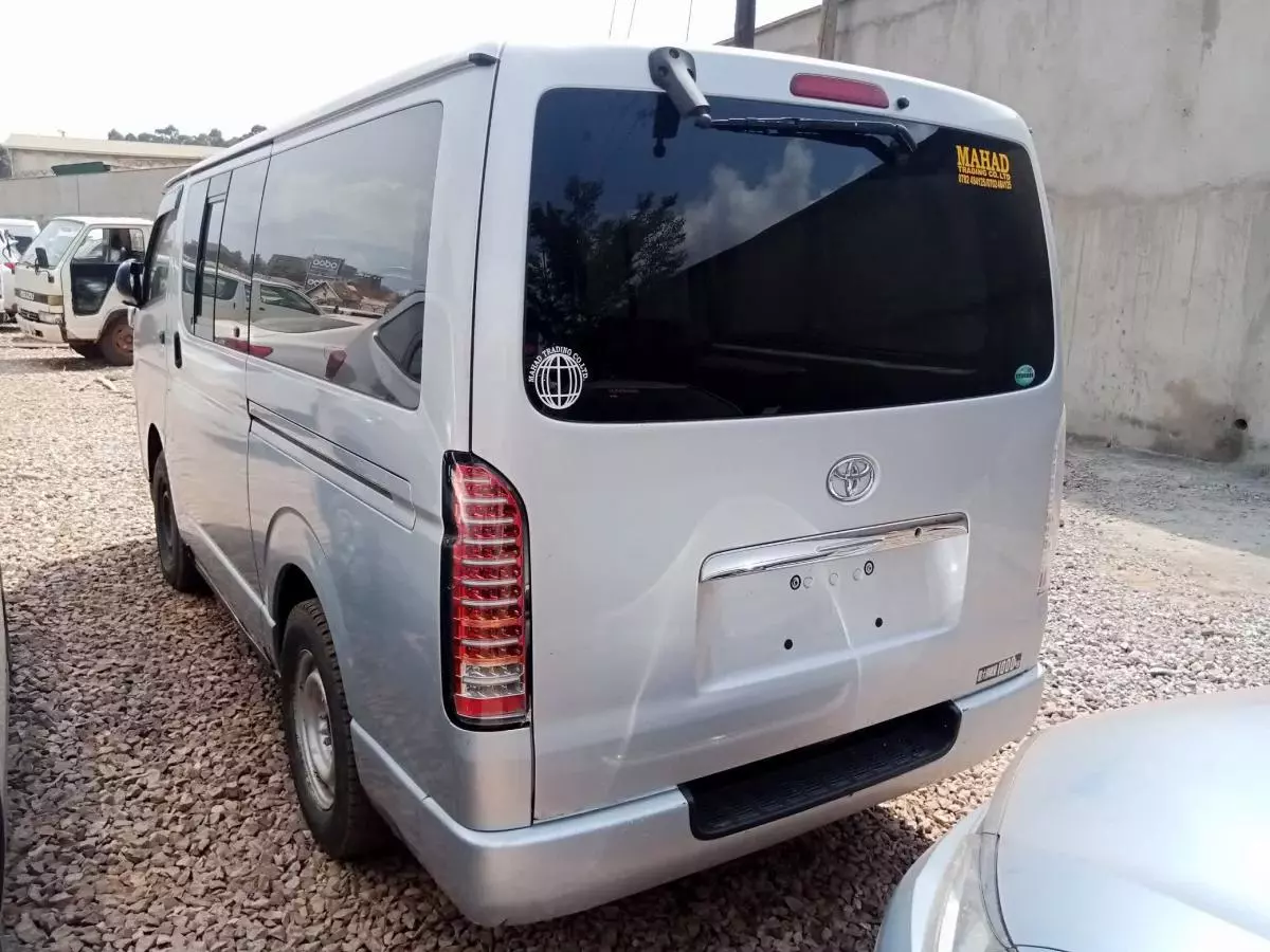 Toyota Hiace   - 2011